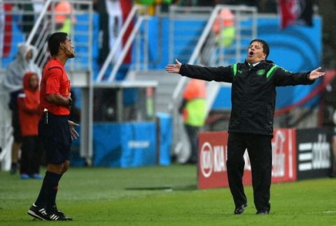 NATAL, BRAZIL - JUNE 13: Head coach Miguel Herrera of Mexico reacts toward fourth official Norbert Hauata during the 2014 FIFA World Cup Brazil Group A match between Mexico and Cameroon at Estadio das Dunas on June 13, 2014 in Natal, Brazil.  (Photo by Matthias Hangst/Getty Images)
