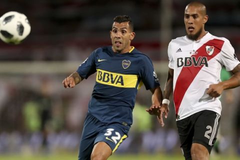 Boca Juniors' Carlos Tevez, left, fights for the ball with River Plate's Jonatan Maidana during the Supercopa Argentina final match in Mendoza, Argentina, Wednesday, March 14, 2018.(AP Photo/Marcelo Ruiz)