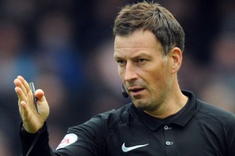 Referee Mark Clattenburg during the English Premier League soccer match between Manchester City and Southampton at the Etihad Stadium in Manchester, England, Sunday, Oct. 23, 2016. (AP Photo/Rui Vieira)
