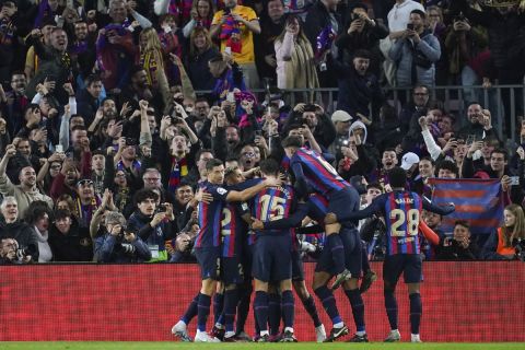 Οι παίκτες της Μπαρτσελόνα πανηγυρίζουν γκολ κόντρα στη Ρεάλ για τη La Liga 2022-2023 στο "Καμπ Νόου", Βαρκελώνη | Κυριακή 19 Μαρτίου 2023