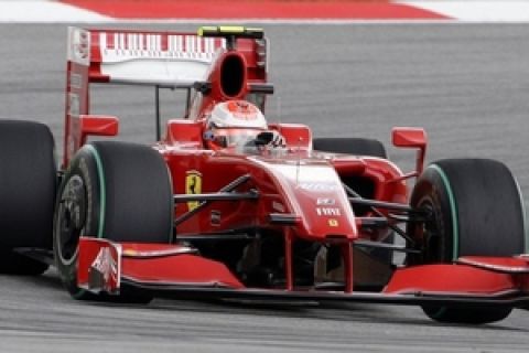 1-2 η Ferrari, σταθερά ψηλά η Brawn