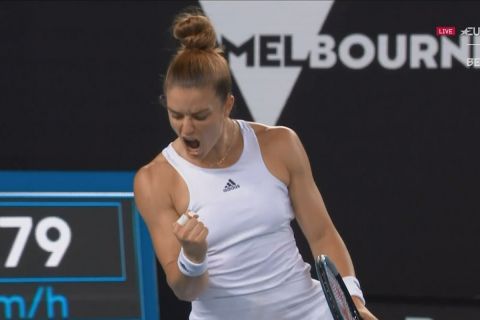 Η Μαρία Σάκκαρη πανηγυρίζει τη νίκη απέναντι στη Ζενγκ στον 2ο γύρο του Australian Open