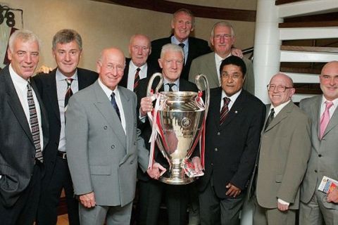 MANCHESTER, ENGLAND - SEPTEMBER 26:  Members of the Manchester United 1968 European Cup-winning side pose with Eusebio and the European Cup at the Manchester United and Benfica reunion dinner, which reunited the two teams who played in the 1968 European Cup Final ahead of the two teams meeting again, at Old Trafford on September 26 2005 in Manchester, England. (Photo by John Peters/Manchester United via Getty Images) *** Local Caption *** Brian Kidd;Bobby Charlton;Alex Stepney;Bill Foulkes;David Sadler;Eusebio