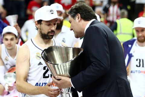 Ο Σέρχιο Γιουλ κατά την απονομή της EuroLeague 