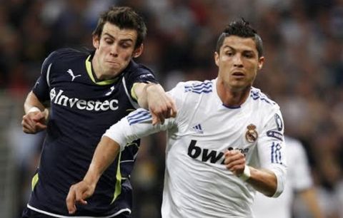 Tottenham Hotspur's Gareth Bale (L) and Real Madrid's Cristiano Ronaldo battle for the ball during the first leg of their Champions League quarter-final soccer match at Santiago Bernabeu stadium in Madrid April 5, 2011.   REUTERS/Susana Vera (SPAIN - Tags: SPORT SOCCER)