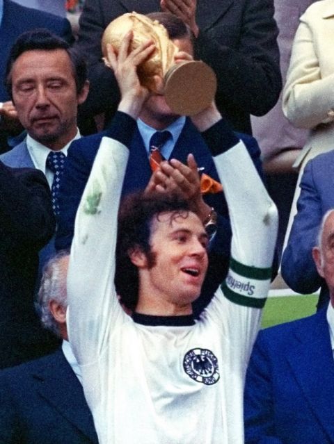 Το κυνήγησε το 1966 και το 1970, το πήρε το 1974. Ο Φραντς Μπεκενμπάουερ πανηγυρίζει την κατάκτηση του Παγκοσμίου Κυπέλλου, μέσα στο σπίτι του στο Μόναχο, μετά το 2-1 επί της Ολλανδίας