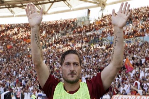 Roma's Francesco Totti salutes his fans prior to an Italian Serie A soccer match between Roma and Genoa at the Olympic stadium in Rome, Sunday, May 28, 2017. Francesco Totti is playing his final match with Roma against Genoa after a 25-season career with his hometown club. (AP Photo/Alessandra Tarantino)
