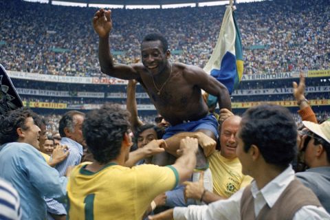 Ο Πελέ πανηγυρίζει την κατάκτηση του Παγκοσμίου Κυπέλλου το 1970