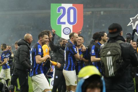 Οι παίκτες της Ίντερ πανηγυρίζουν την κατάκτηση της Serie A 2023-2024 στο "Τζιουζέπε Μεάτσα", Μιλάνο | Δευτέρα 22 Απριλίου 2024