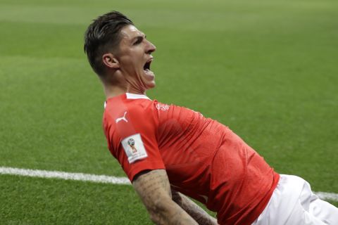Ο Ζούμπερ πανηγυρίζει γκολ με την εθνική Ελβετίας
