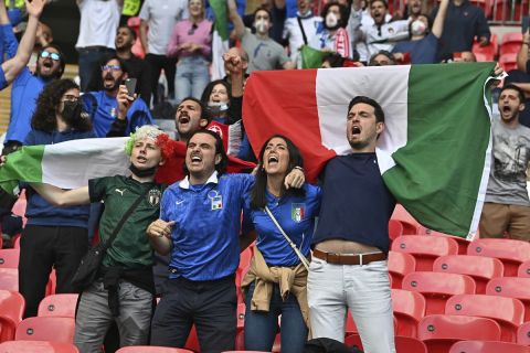 Φίλαθλοι της Ιταλίας σε στιγμιότυπο του αγώνα με την Αυστρία για τη φάση των 16 του Euro 2020 στο "Γουέμπλεϊ", Λονδίνο | Σάββατο 26 Ιουνίου 2021 