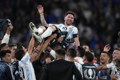 Ο Λιονέλ Μέσι πανηγυρίζει την κατάκτηση του Finalissima με την εθνική Αργεντινής απέναντι στην Ιταλία | 1 Ιουνίου 2022