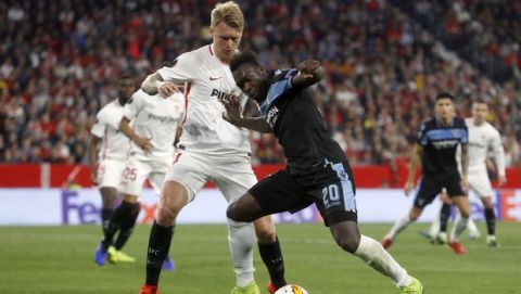 Lazio's Felipe Caicedo, right, duels for the ball with Sevilla's Simon Kjaer during the Europa League round of 32 second leg soccer match between Sevilla and Lazio at the Sanchez Pizjuan stadium, in Seville, Spain, Wednesday, Feb. 20, 2019. (AP Photo/Miguel Morenatti)