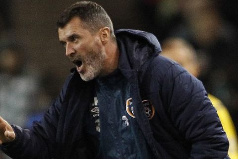Republic of Ireland assistant manager Roy Keane shouts to his side playing against the United States during the international friendly soccer match at the Aviva stadium in Dublin, Ireland, Tuesday, Nov. 18, 2014. (AP Photo/Peter Morrison)