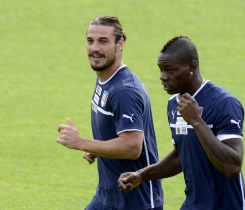 FLORENCE, ITALY - OCTOBER 10:  Pablo Daniel Osvaldo (L) and Mario Balotelli of Italy during a training session ahead of their FIFA World Cup qualifier against Armenia at Coverciano on October 10, 2012 in Florence, Italy.  (Photo by Claudio Villa/Getty Images)