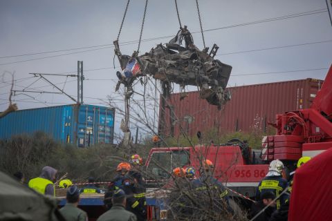 Προσπάθειες απεγκλωβισμού από το σημείο σύγκρουσης των τρένων στα Τέμπη