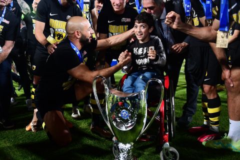 Ο μικρός Γιαννάκης μαζί με τον Άμραμπατ κατά τη διάρκεια των πανηγυρικών της παικτών της ΑΕΚ για το τρόπαιο | 24 Μαΐου 2023