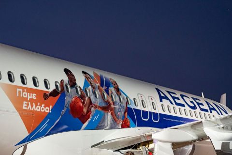 Παίκτες της Εθνικής ομάδας μπάσκετ κοσμούν εξωτερικό αεροσκάφους της Aegean