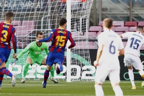Ο Φέντε Βαλβέρδε κάνει το 0-1 για την Ρεάλ Μαδρίτης απέναντι στην Μπαρτσελόνα