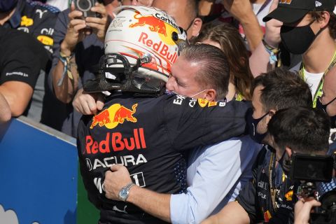 Ο Μαξ Φερστάπεν αγκαλιά με τον πατέρα του, Γιος Φερστάπεν, στο GP των ΗΠΑ