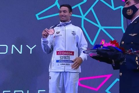 Ο Βασίλης Σοφικίτης με το χάλκινο μετάλλιο στα 400μ. μικτής στο παγκόσμιο πρωτάθλημα Νέων