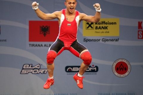 epa03654300 Asen Muradov of Bulgaria celebrates after lifting 118 kg during the man's + 56kg category at  the Weightlifting European Championships in Tirana, Albania, 08 April 2013.  EPA/ARMANDO BABANI