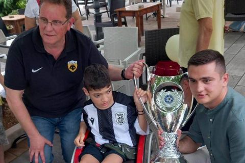 ΑΕΚ: Στην Άμφισσα το τρόπαιο του Κυπέλλου, φωτογραφήθηκε μαζί του ο μικρός Γιαννάκης