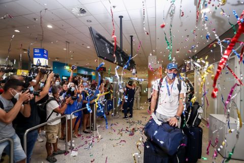 Αποθέωση στην υποδοχή της Εθνικής πόλο ανδρών στο αεροδρόμιο "Ελ. Βενιζέλος"