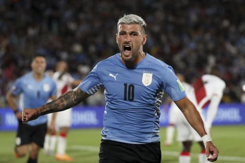 Ο Χιόρχιαν Ντε Αρασκαέτα πανηγυρίζει το γκολ του με τη φανέλα της εθνικής Ουρουγουάης κόντρα στο Περού