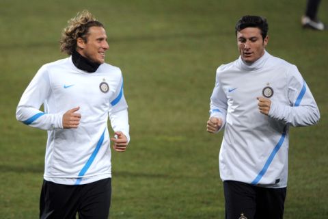 Inter Milan forward Diego Forlan (L) and defender Javier Zanetti run during a training session on February 21, 2012 at the Velodrome stadium in Marseille, southern France, on the eve of the UEFA Champions League football match Marseille vs. Inter Milan. AFP PHOTO / ANNE-CHRISTINE POUJOULAT (Photo credit should read ANNE-CHRISTINE POUJOULAT/AFP/Getty Images)