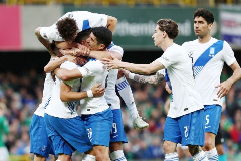 Οι παίκτες της Ελλάδας πανηγυρίζουν το γκολ του Μπακασέτα στο Ελλάδα - Β. Ιρλανδία | 2 Ιουνίου 2022