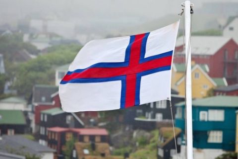 Flagge der Faeroeer vor Haeusern im Nebel, Faeroeer, Streymoy, Torshavn flag of the Faeroeer in front of houses in mist, Faroe Islands, Streymoy, Torshavn BLWS604600 Copyright: xblickwinkel/S.xZiesex 