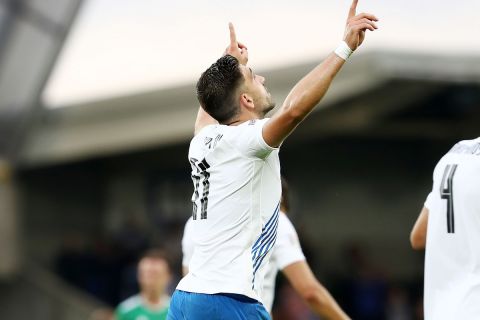Ο Τάσος Μπακασέτας πανηγυρίζει αφού σκόραρε με την Εθνική κόντρα στη Βόρεια Ιρλανδία στο Nations League