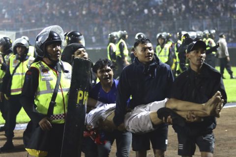 Σκηνές χάους στην Ινδονησία μετά από ποδοσφαιρικό αγώνα