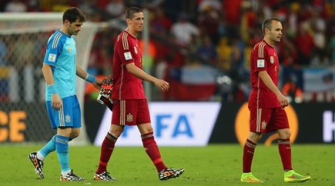 RIO DE JANEIRO, BRAZIL - JUNE 18: (L-R) A dejected Iker Casillas, Fernando Torres and Andres Iniesta of Spain looks on after being defeated by Chile 2-0 during the 2014 FIFA World Cup Brazil Group B match between Spain and Chile at Maracana on June 18, 2014 in Rio de Janeiro, Brazil.  (Photo by Jamie Squire/Getty Images)