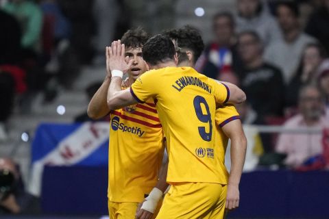 Οι παίκτες της Μπαρτσελόνα πανηγυρίζουν γκολ που σημείωσαν κόντρα στην Ατλέτικο για τη La Liga 2023-2024 στο "Μετροπολιτάνο", Μαδρίτη | Κυριακή 17 Μαρτίου 2024