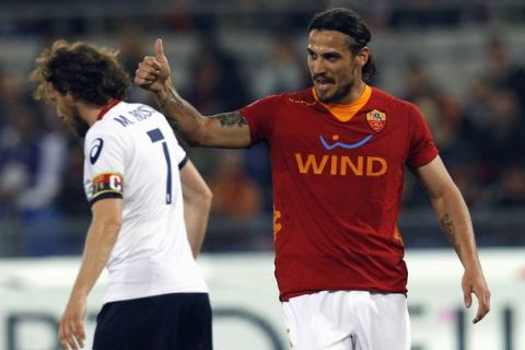 AS Roma's Osvaldo (R) celebrates after scoring against Genoa during their Italian Serie A soccer match at the Olympic stadium in Rome, March 19, 2012. REUTERS/Alessandro Bianchi (ITALY - Tags: SPORT SOCCER)