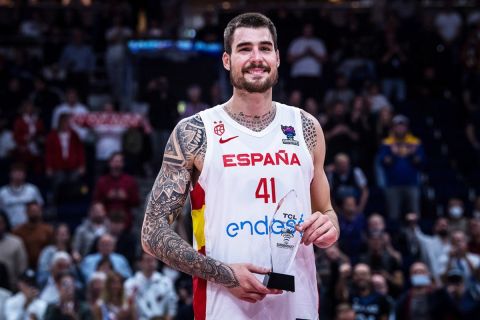 EuroBasket 2022, Ισπανία: Ο Άνταμ Σάντλερ έδωσε συγχαρητήρια στον "Μπο Κρουζ" Ερνανγκόμεθ για την κατάκτηση του χρυσού