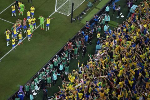 Οι οπαδοί και οι παίκτες της Βραζιλίας πανηγυρίζουν την πρόκριση στους "16" του Μουντιάλ