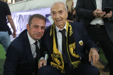 Ο Ντέμης Νικολαΐδης αγκαλιά με τον Κώστα Νεστορίδη στα εγκαίνια της OPAP Arena