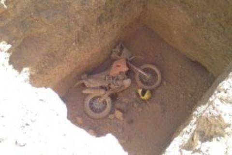 Μοτοσικλέτα σε τάφο