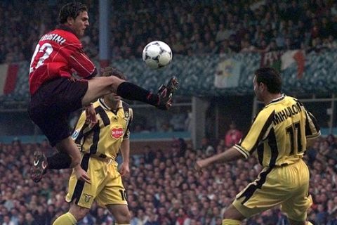 Real Mallorca's Leonardo Biagini, left, challenges S.S. Lazio players Roberto Mancini and Sinisa Mihajlovic, right, for the ball at Aston Villa soccer stadium in Birmingham, Wednesday, May 19, 1999, during the final of the Cup Winners Cup soccer match. (AP Photo/Adam Butler)