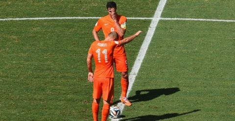 FORTALEZA, BRAZIL - JUNE 29: Arjen Robben and Robin van Persie of the Netherlands wait to kickoff after allowing a goal during the 2014 FIFA World Cup Brazil Round of 16 match between Netherlands and Mexico at Castelao on June 29, 2014 in Fortaleza, Brazil.  (Photo by Jamie McDonald/Getty Images)