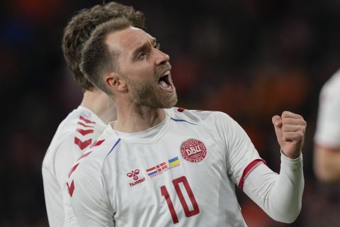 Ο Κρίστιαν Έρικσεν πανηγυρίζει το γκολ που πέτυχε στην επιστροφή του στην εθνική Δανίας στο φιλικό με την Ολλανδία