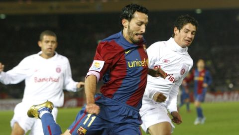 European champion Spain's FC Barcelona Gianluca Zambrotta from Italy, center, and their South American counterpart Brazil's SC Internacional's Alexandre Pato, right, vie for the ball during the first half of their Club World Cup final soccer match in Yokohama, near Tokyo, Sunday, Dec. 17, 2006. (AP Photo/David Guttenfelder)