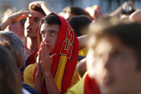 epa05395068 Spanish fans react while watching the UEFA EURO 2016 round of 16 soccer match between Italy and Spain during a public viewing at Placa de Catalunya in Barcelona, Spain, 27 June 2016. Italy won 2-0.  EPA/ALEJANDRO GARCIA