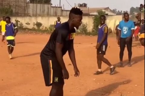 Ο Αντρέ Ονανά παίζει μπάλα με τους συμπατριώτες του στο Καμερούν