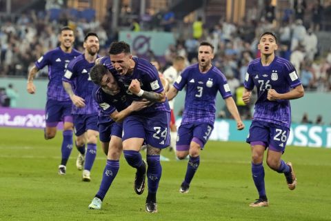 Οι παίκτες της Αργεντινής πανηγυρίζουν κόντρα στην Πολωνία για τη φάση των ομίλων του Παγκοσμίου Κυπέλλου 2022 στο "Στάδιο 974", Ντόχα | Τετάρτη 30 Νοεμβρίου 2022