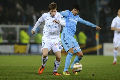Marseille's Argentinian midfielder Lucho Gonzalez (R) vies with Auxerre's Slovenian forward Valter Birsa (L) during the French League Cup semi final football match Auxerre vs Marseille on January 19, 2011 at the Abbe-Deschamp stadium in Auxerre.  AFP PHOTO / JEFF PACHOUD (Photo credit should read JEFF PACHOUD/AFP/Getty Images)