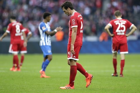 Hertha's Valentino Lazaro applauds as Bayern's Mats Hummels, front, leaves the pitch after the German Bundesliga soccer match between Hertha BSC Berlin and FC Bayern Munich in Berlin, Germany, Sunday, Oct. 1, 2017. The match ended in a 2-2 draw. (AP Photo/Michael Sohn)